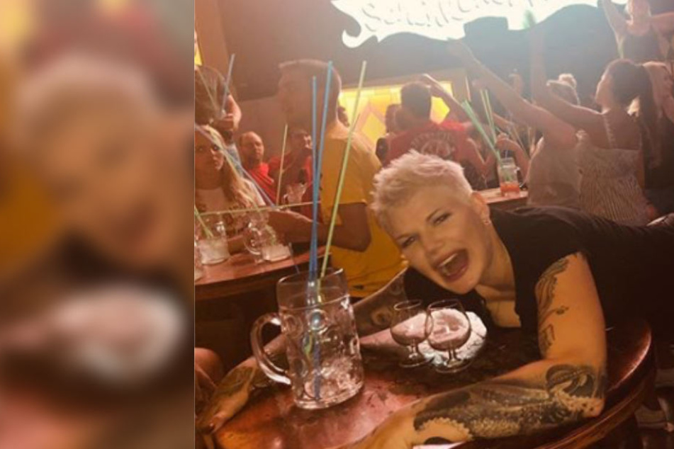 Was ist denn hier los? Melanie Müller aus "Bierkönig" getragen