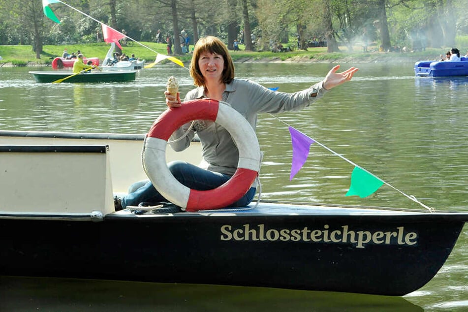 Die Probe auf´s Exempel: Gästeführerin Grit Linke (55) schaukelt mit der
Schlossteichperle auf dem Wasser und probiert ein Salz-Softeis.