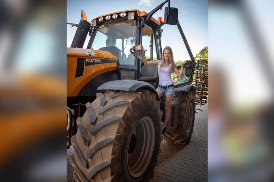 Daniela posiert auf einem Traktor.