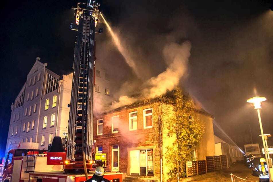 Die Feuerwehr musste bei ihrem Einsatz das Feuer über eine Drehleiter bekämpfen.