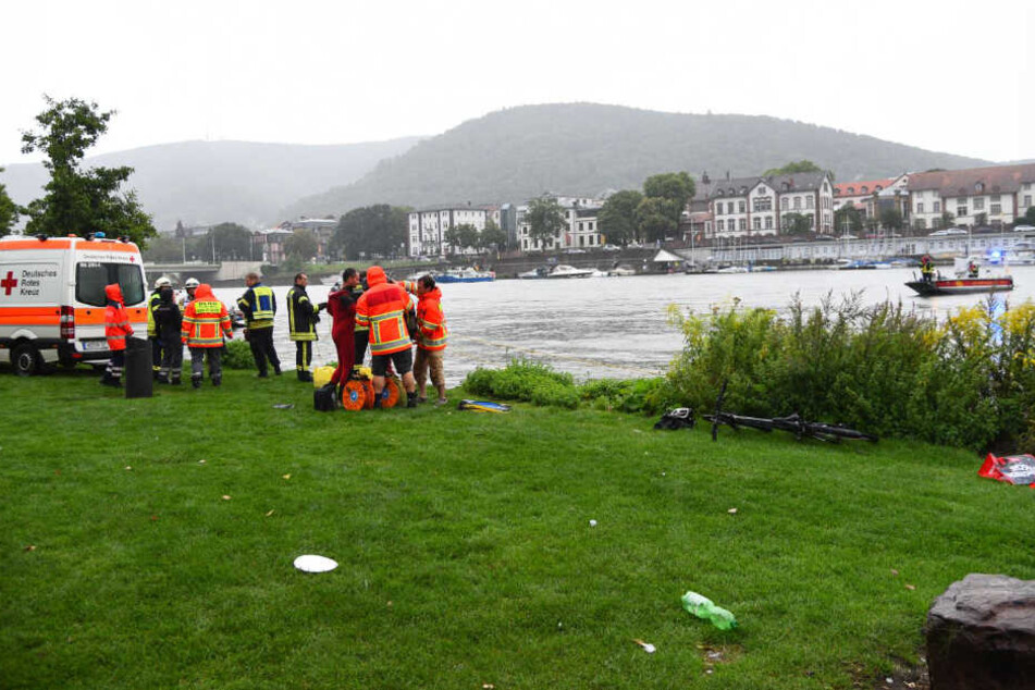 Rettungskräfte am Ufer des Neckars in Heidelberg.