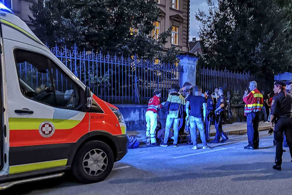 Erste notärztliche Versorgung der Hochzeitsgäste vor dem Veranstaltungssaal.
