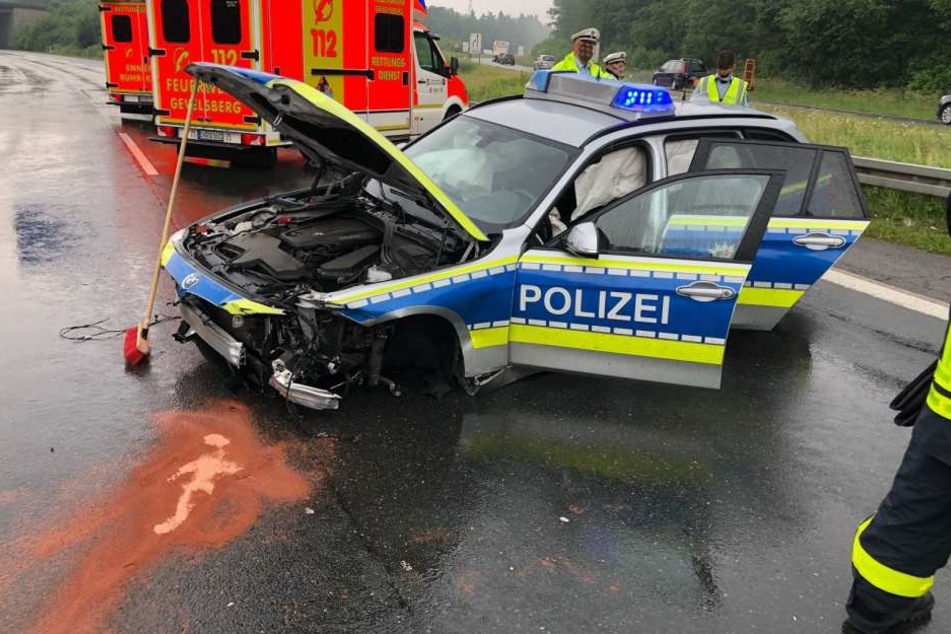 Das Polizeiauto wurde stark beschädigt.