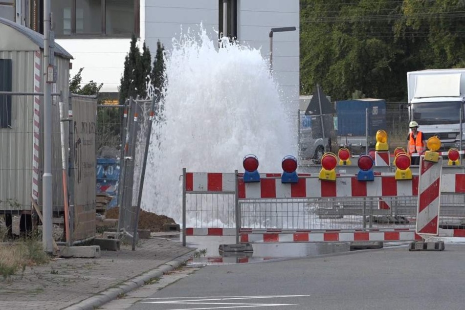 Schon am Montagmorgen kam es zu dem Schaden am Wasserrohr, am Nachmittag brach es dann komplett auf.
