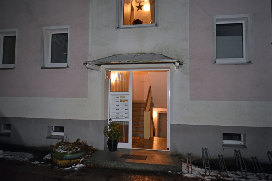 Eine 53 Jahre alte Frau wurde diesem Wohnhaus in Waldhufen offenbar Opfer einer Beziehungstat.