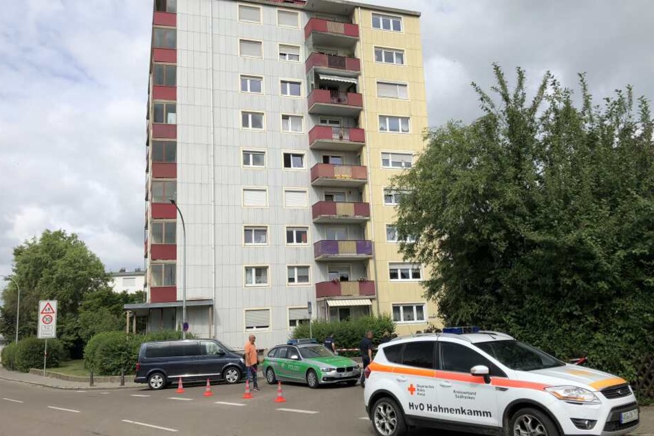 Nach der Tat soll der Mann vom Balkon im dritten Stock gesprungen sein. Er wurde schwer verletzt.