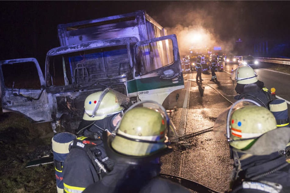 Ein Großaufgebot der Feuerwehr rückte aus, um die Flammen zu bekämpfen.