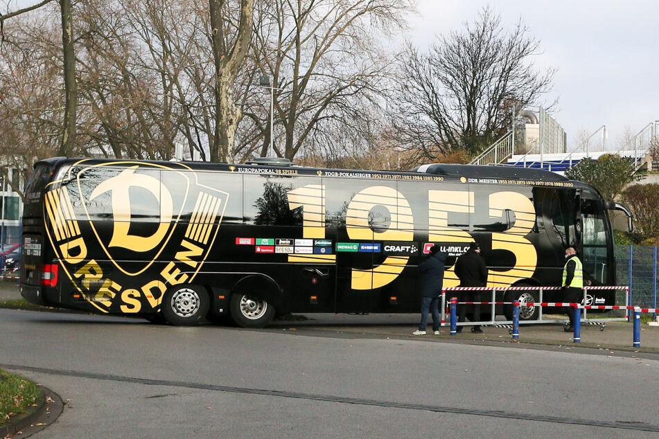 Der Mannschaftsbus von Dynamo Dresden wurde von FCN-Ultras belagert! (Archivbild)