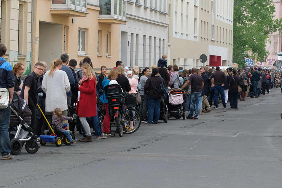Mehrere hundert Menschen stehen in der Südvorstadt an einer im Bau befindlichen Kindertagesstätte der Johanniter-Unfall-Hilfe e.V. an, um einen Platz zu bekommen. Die Einrichtung ist für 45 Kinder im Krippenbereich und für 120 Kinder im Kindergartenbereic