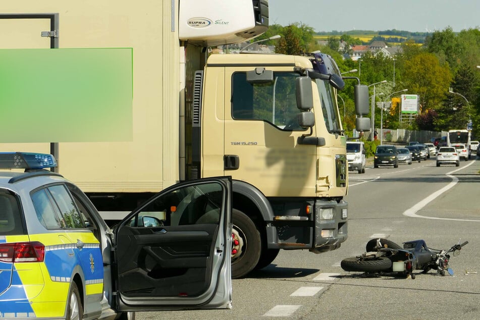 Unfall in Mittelsachen: Lkw und Motorrad krachen zusammen - ein Verletzter