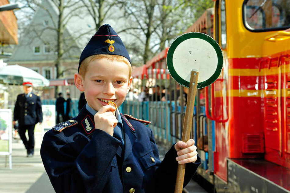 Fleißiger Salzbrezelverteiler: Jung-Eisenbahner Valentin Keppler (10) mit
Geschenken für die Fahrgäste.