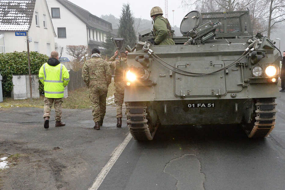 Ein Fahrlehrer war mit dem Fahrschulpanzer unterwegs.
