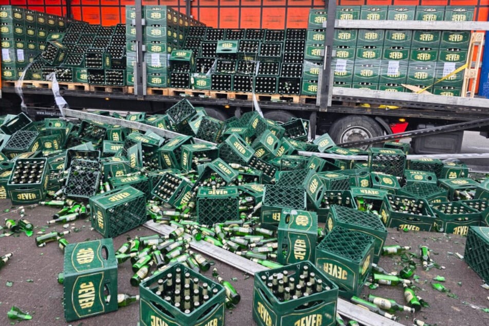 Unfall A7: Das schöne Bier! Lkw verliert komplette Ladung an der A7