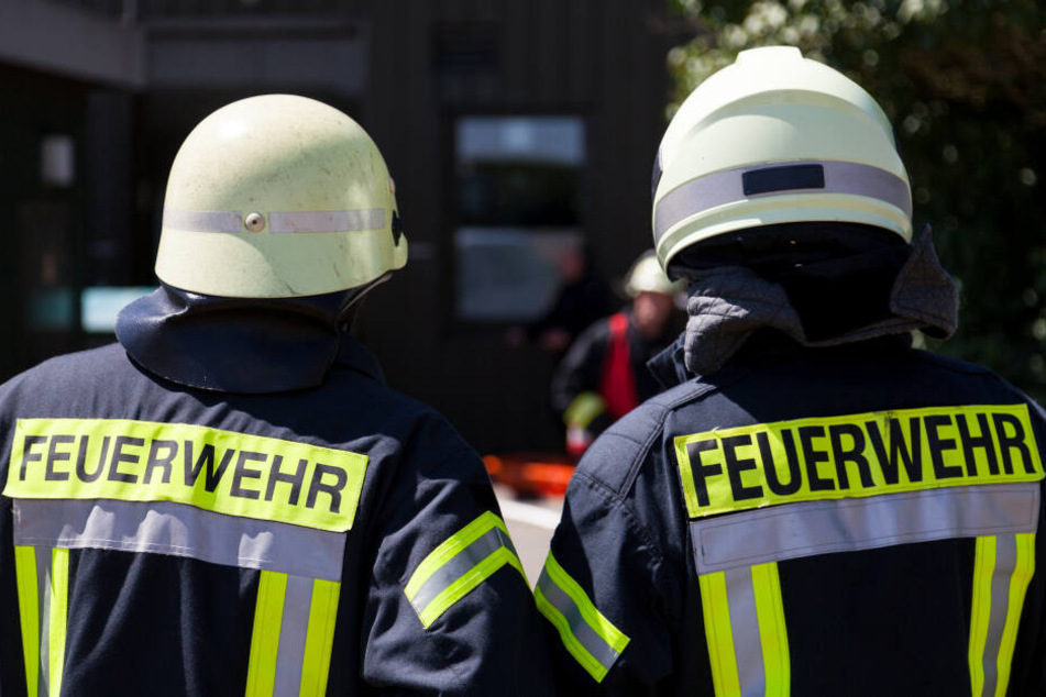 Kameraden der Feuerwehr retteten das Kind aus der Notlage (Symbolbild).