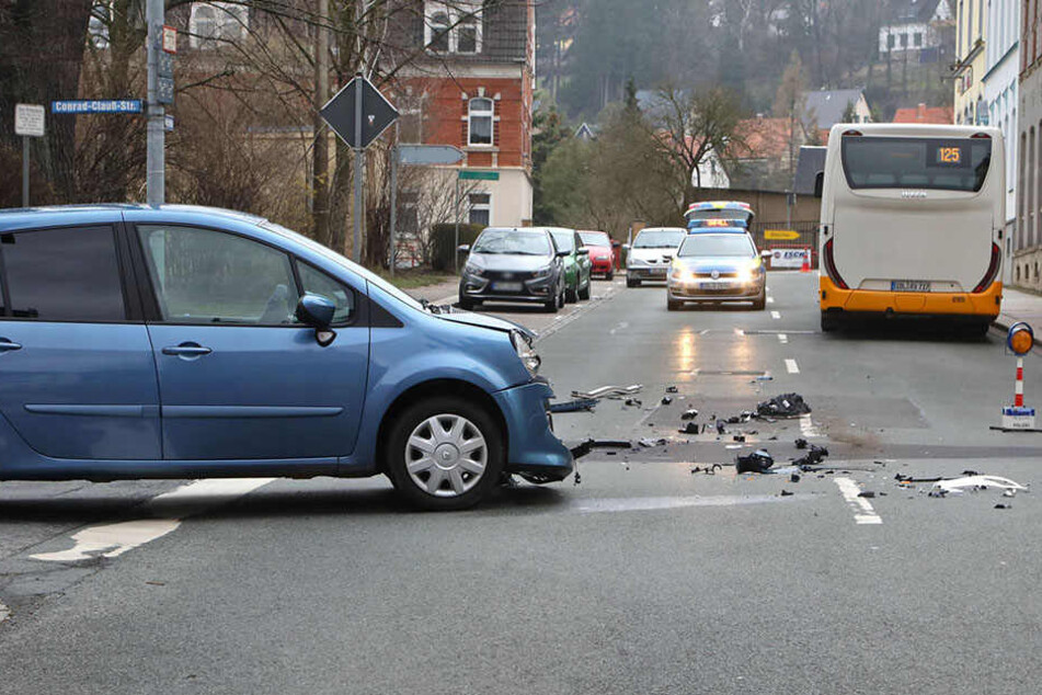 Ein Renault krachte auf einer Kreuzung in einen Bus.