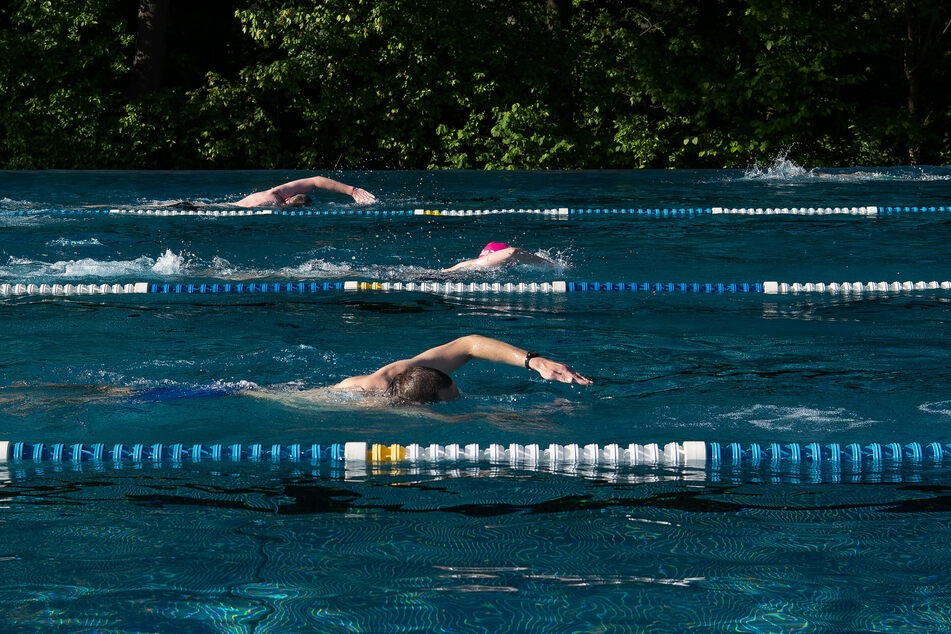 Schwimmer ziehen im Prinzenbad in Kreuzberg ihre Bahnen.