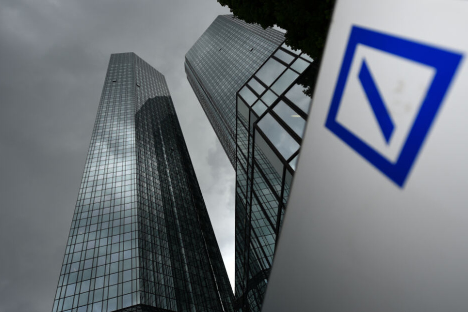 Dunkle Wolken ziehen über der Zentrale der Deutschen Bank auf (Symbolfoto).