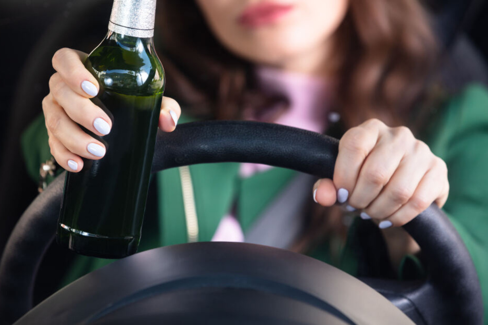 Die Frau war komplett betrunken und durfte nicht Auto fahren.