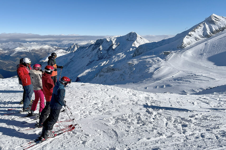Wintersportler schauen auf das Skigebiet Hintertuxer Gletscher. Oft überschätzen Urlauber ihre Fähigkeiten auf der Piste.