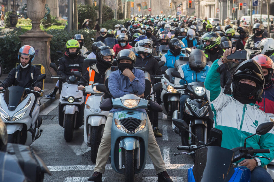 Immer wieder protestieren Mitarbeiter von Lieferdiensten für bessere Arbeitsverhältnisse, wie hier im Februar in Barcelona (Spanien).