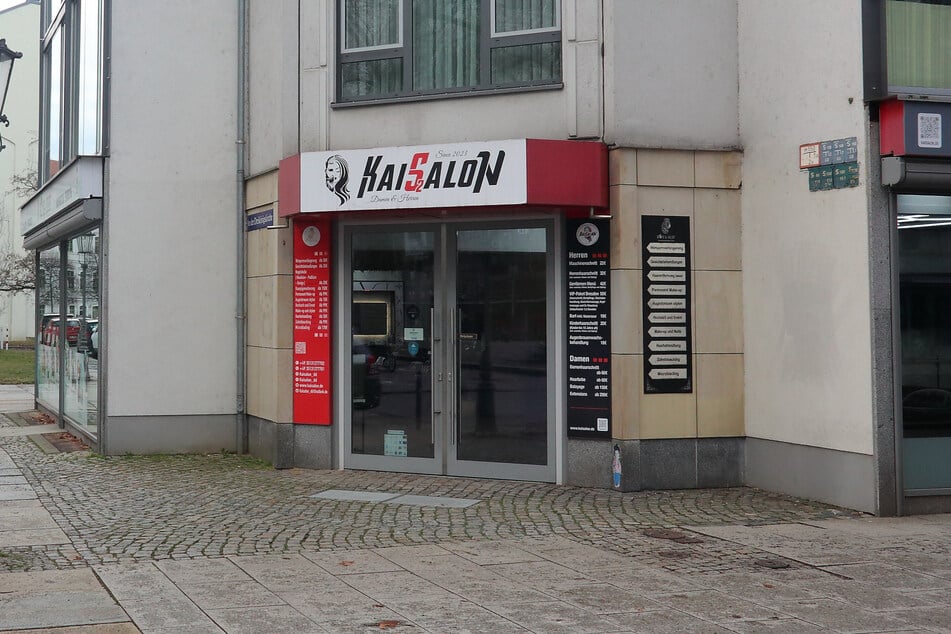 Unbekannte Täter brachen in den Friseursalon an der Hauptstraße ein.