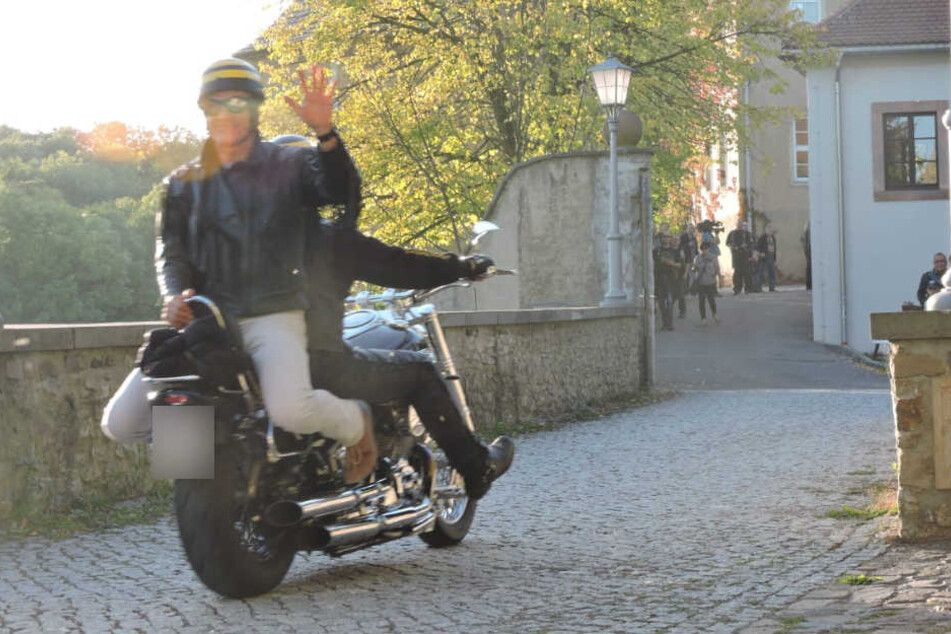 Und tschüß! Grimmas Oberbürgermeister Matthias Berger (50) braust verkehrt herum auf dem Gelände von Schloss Mutzschen davon. Was er da wohl gemacht hat?