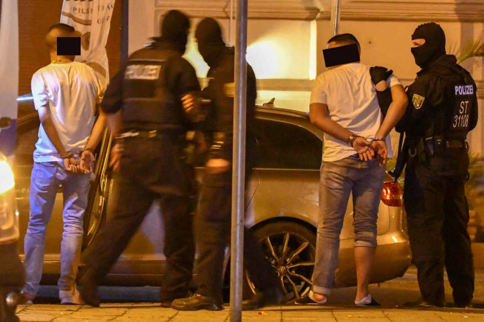 Mehrere Personen wurden in der Nacht zu Dienstag in Handschellen aus der Shisha-Bar geführt.