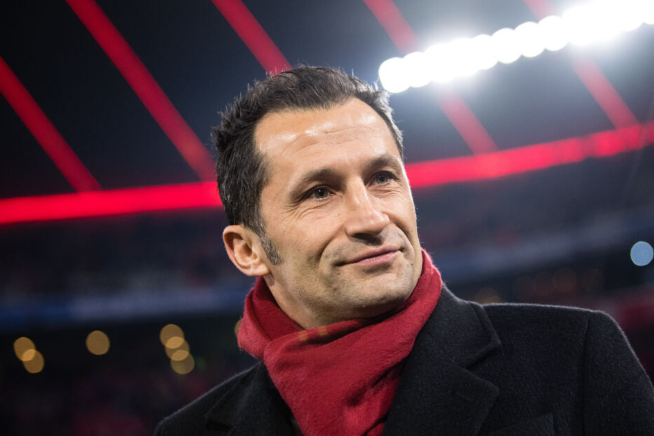 Hasan Salihamidzic, Sportdirektor vom FC Bayern, warnt vor möglichen Nachteilen durch eine Altersgrenze im Profi-Fußball.