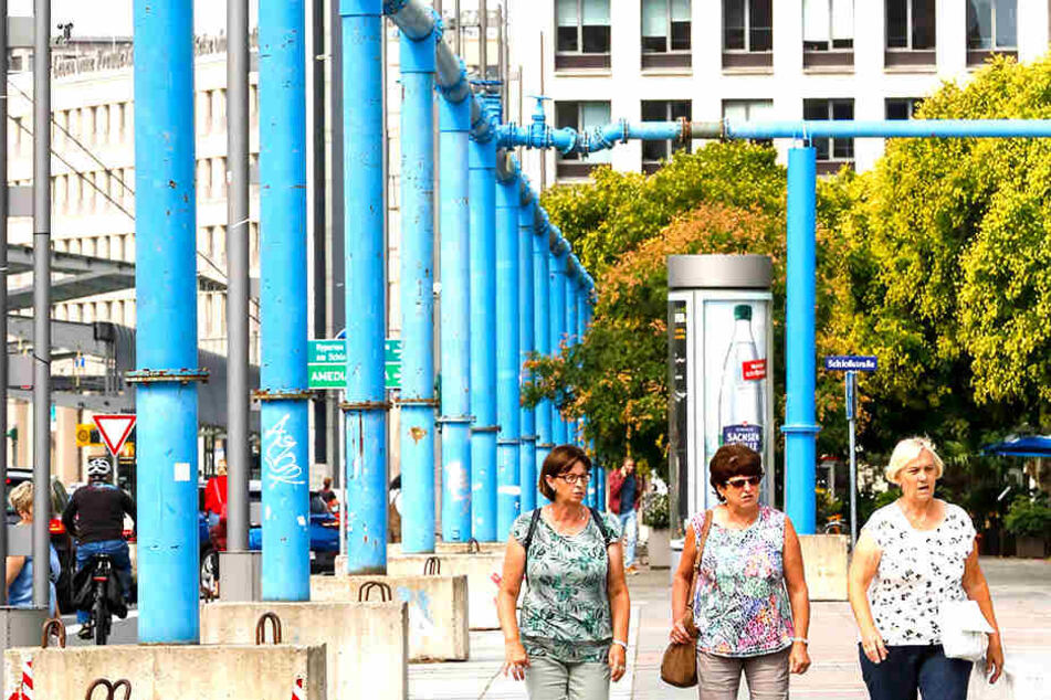 Über blaue Leitungen wird das Wasser momentan von einer Neumarkt-Baustelle in Richtung Kulti-Tiefbrunnen gepumpt.