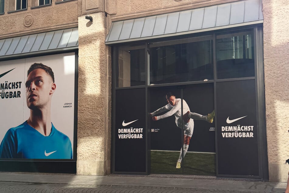 Der US-amerikanische Sporthersteller "Nike" baut in Leipzig aktuell einen Flagship-Store auf knapp 1000 Quadratmetern. Einen Eröffnungstermin gibt es noch nicht, es ist aber denkbar, dass das Geschäft noch Ende 2026 bzw. Anfang 2027 eröffnet.