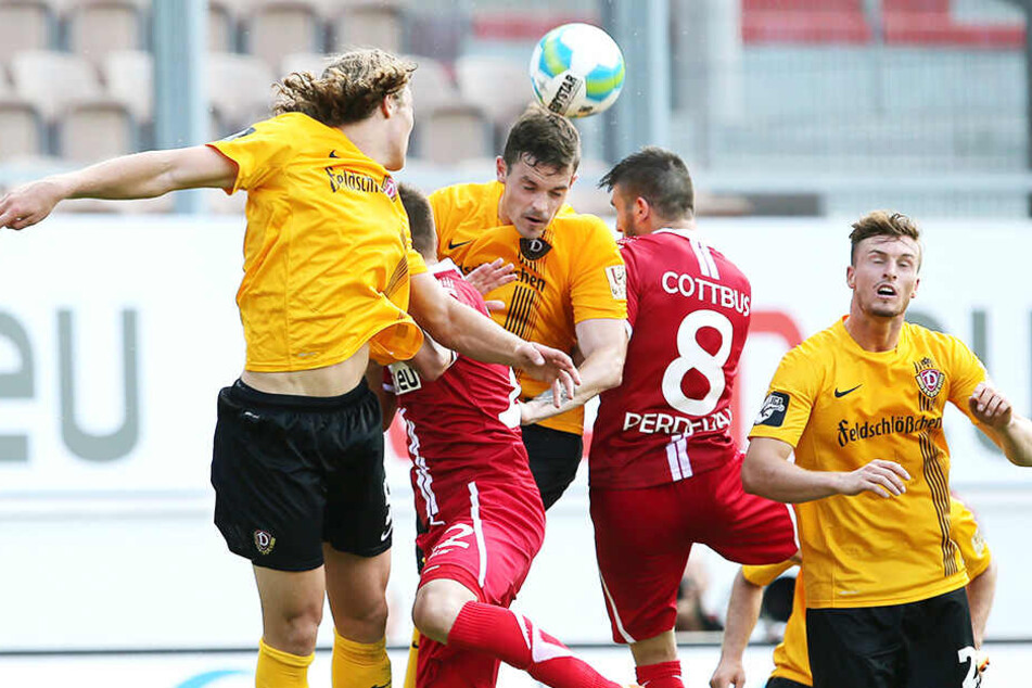 Dennis Erdmann (Mitte) gewinnt den entscheidenden Kopfball in der Partie Energie Cottbus gegen Dynamo Dresden.