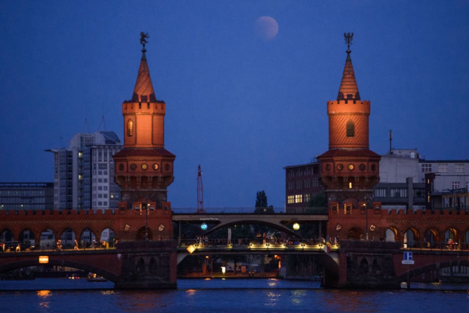 Mondfinsternis: Deutschland bestaunt Jahrhundert-Mondfinsternis: Berliner schauen in die Röhre