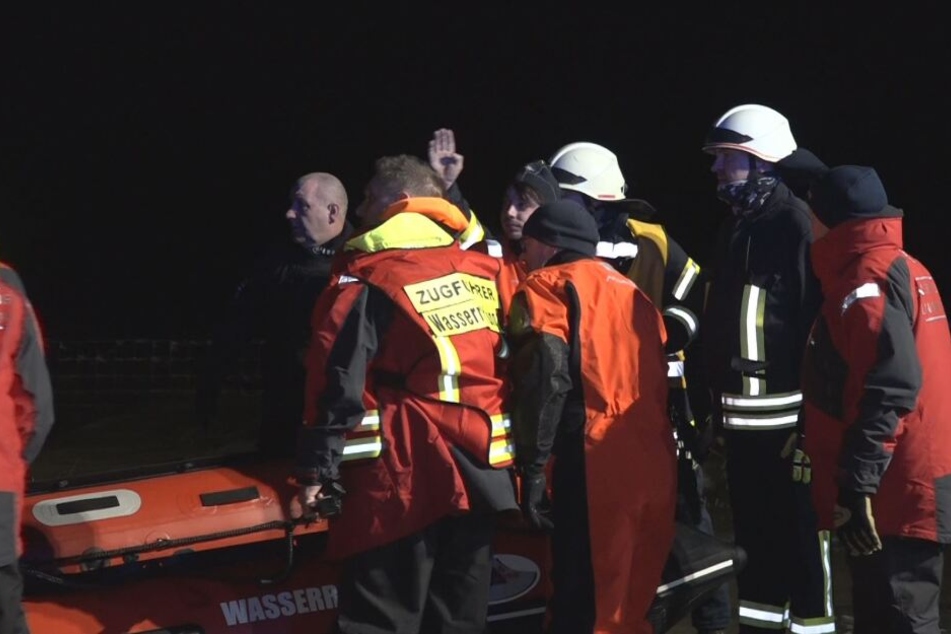 Die Rettungskräfte rücken mit einem Schlauchboot an.