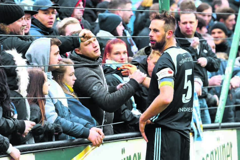 Mit der Pokalniederlage in Auerbach fing alles an. Danach verlor der CFC alle Punktspiele. Hier muss sich Kapitän Marc Endres den Fans stellen.