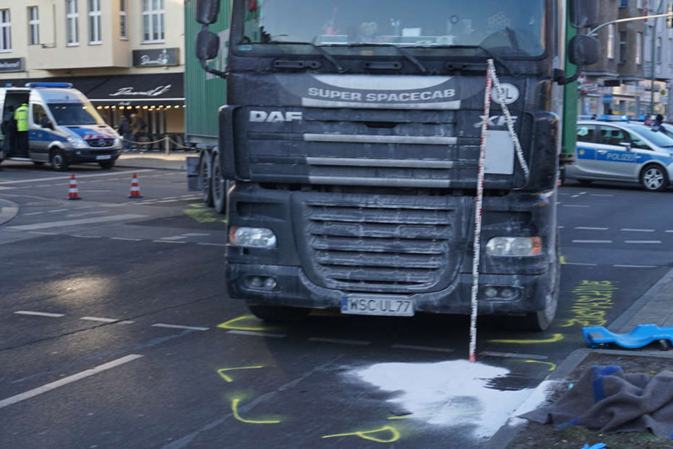 Bei einem Unfall mit einem abbiegenden LKW, wurde eine Fußgängerin schwer verletzt.