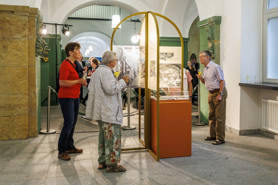 Im Foyer sahen sich Gäste auch eine Ausstellung zur Rathaus-Geschichte an.