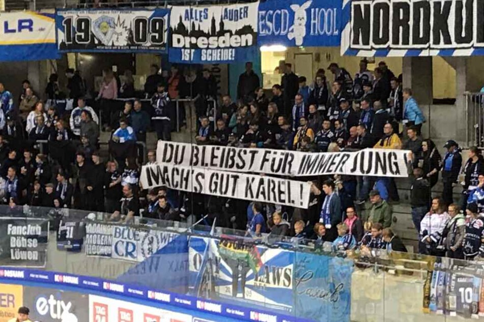 Die Fans der Eislöwen gedachten an den am Dienstag verstorbenen Karel Gott.