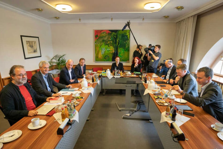 Hinter verschlossenen Türen soll am Freitag weiter diskutiert werden. Eine Entscheidung soll möglichst bis Ende der Woche getroffen werden.