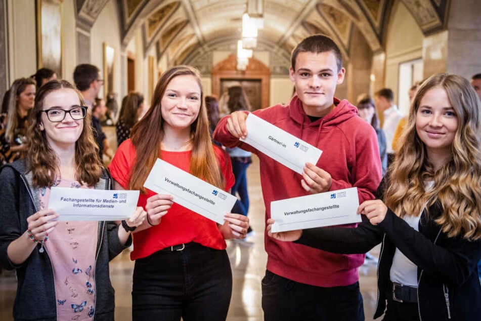 Saskia Hofmann (19), Michelle Atzeroth (18), Florian Gleisberg (18) und Lucy Auerbach (16) starten ihre Ausbildung bei der Stadt.