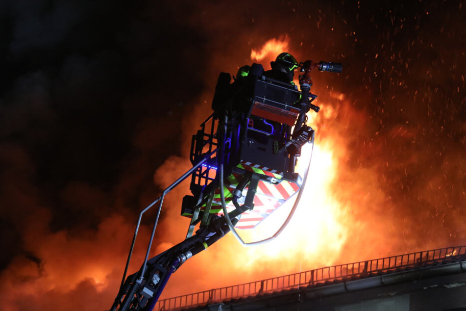Stundenlang kämpften die Einsatzkräfte gegen die Flammen.