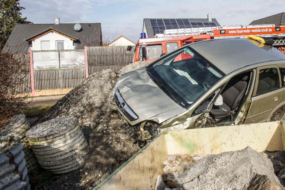 Mit dem Wagen landete der Fahrer auf einem Schutthaufen.