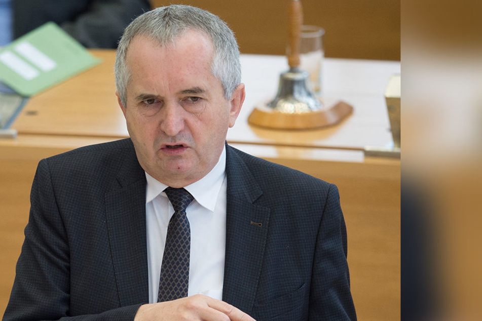 Umweltminister Thomas Schmidt (57, CDU) plant neue Abschussregeln für den Wolf.