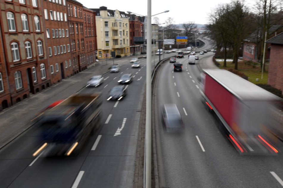 Autos und Lastwagen fahren auf dem Theodor-Heuss-Ring. An diesem Ort in Kiel ist die Luft besonders verdreckt.