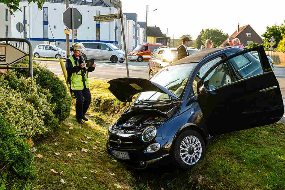 Das Cabrio blieb mit Totalschaden im Graben liegen.