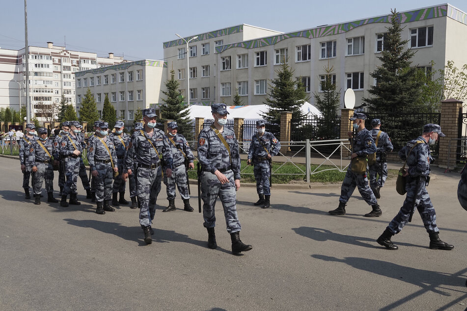 Russische Rosguardia (Nationalgarde) Soldaten am Tag nach dem Angriff vor einer der russischen Schule.