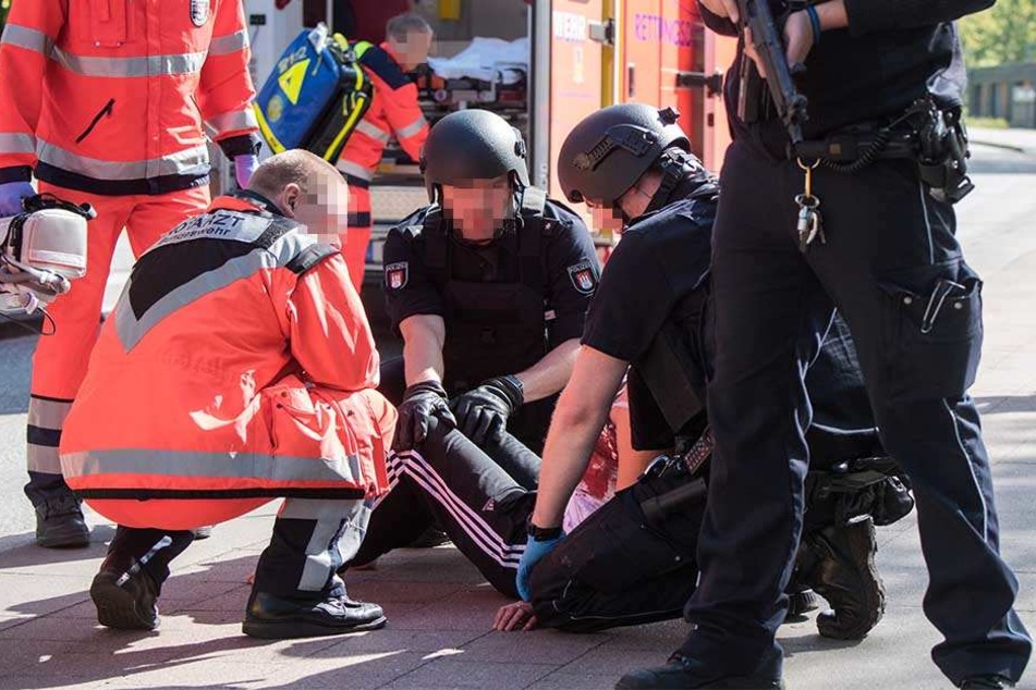 Die Frau wurde dabei schwer verletzt.