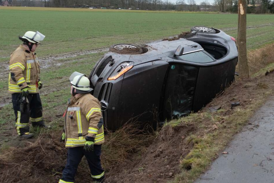 Sturmböe schleudert Auto von der Straße: Fahrerin aus Wrack geschnitten