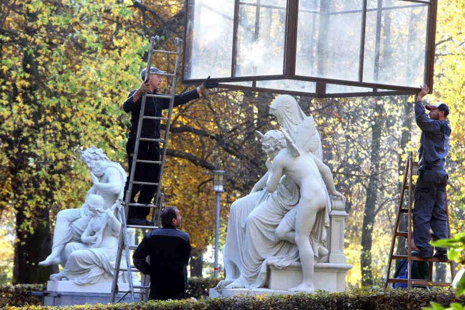 Mitarbeiter des Grünflächenamtes hausten am Dienstag die Schillingschen Figuren am Schlossteich ein.