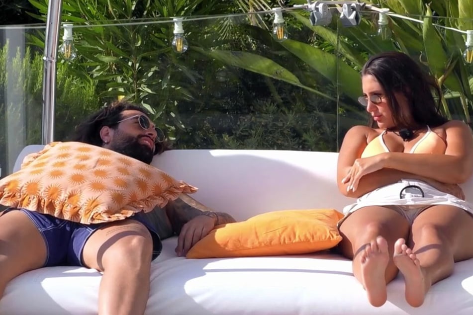 Verführer Simon stellt Melina (22) heiße Fragen, die sie offen und ehrlich beantwortet.