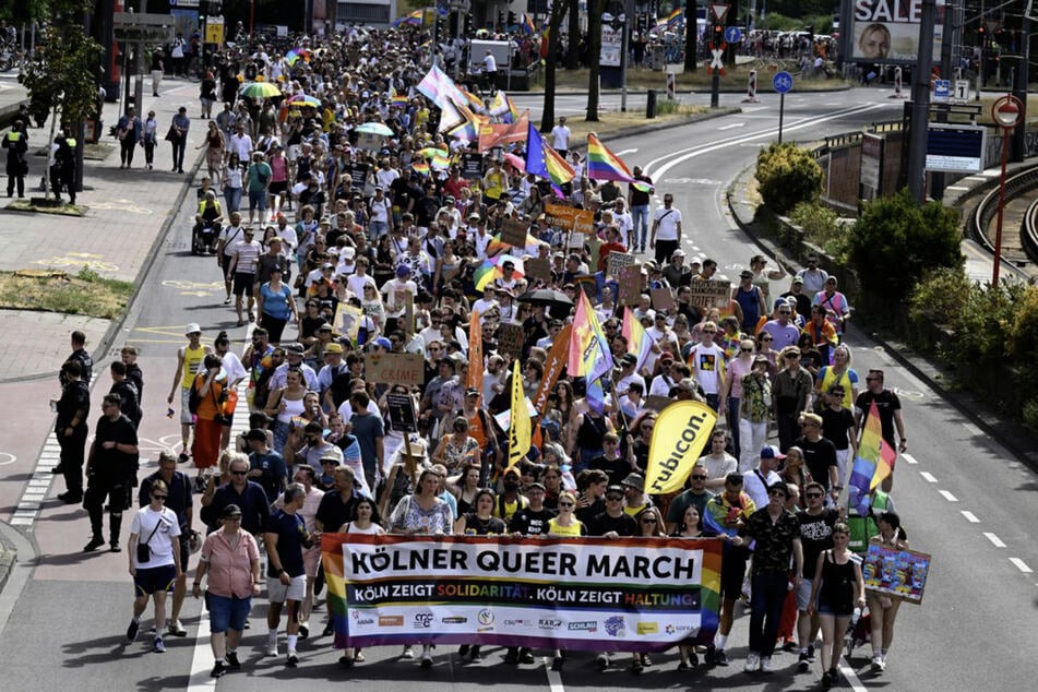 Rund 10.000 Menschen haben sich am Sonntag in der Kölner Innenstadt versammelt, um ihre Solidarität mit der queeren Gemeinschaft zu zeigen.
